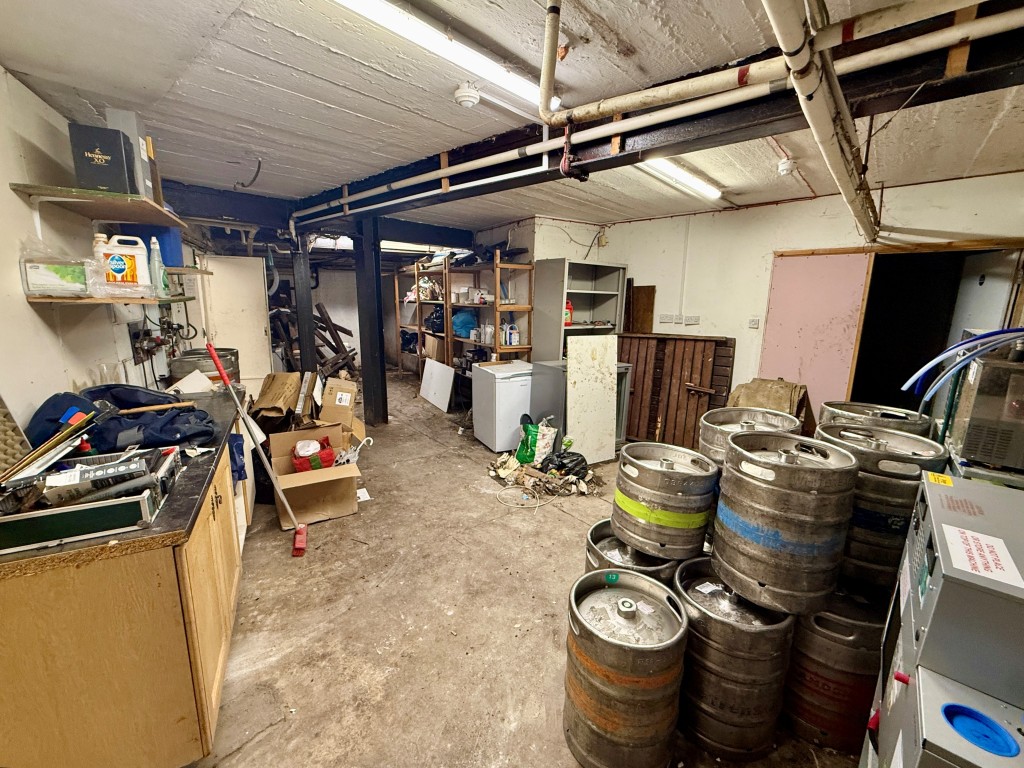 Lot: 45 - COMMERCIAL INVESTMENT WITH PLANNING FOR CONVERSION OF UPPER PARTS - Basement - Room 1